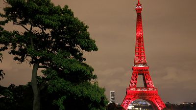 Torre Eiffel veste-se com as cores do Japão