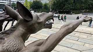 مجسمه «گرگی با سلام هیتلری» در اعتراض به نئونازی های آلمان