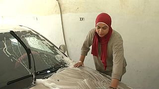 مصريتان تتحديان الرجال في مهنة غسيل وتشحيم السيارات