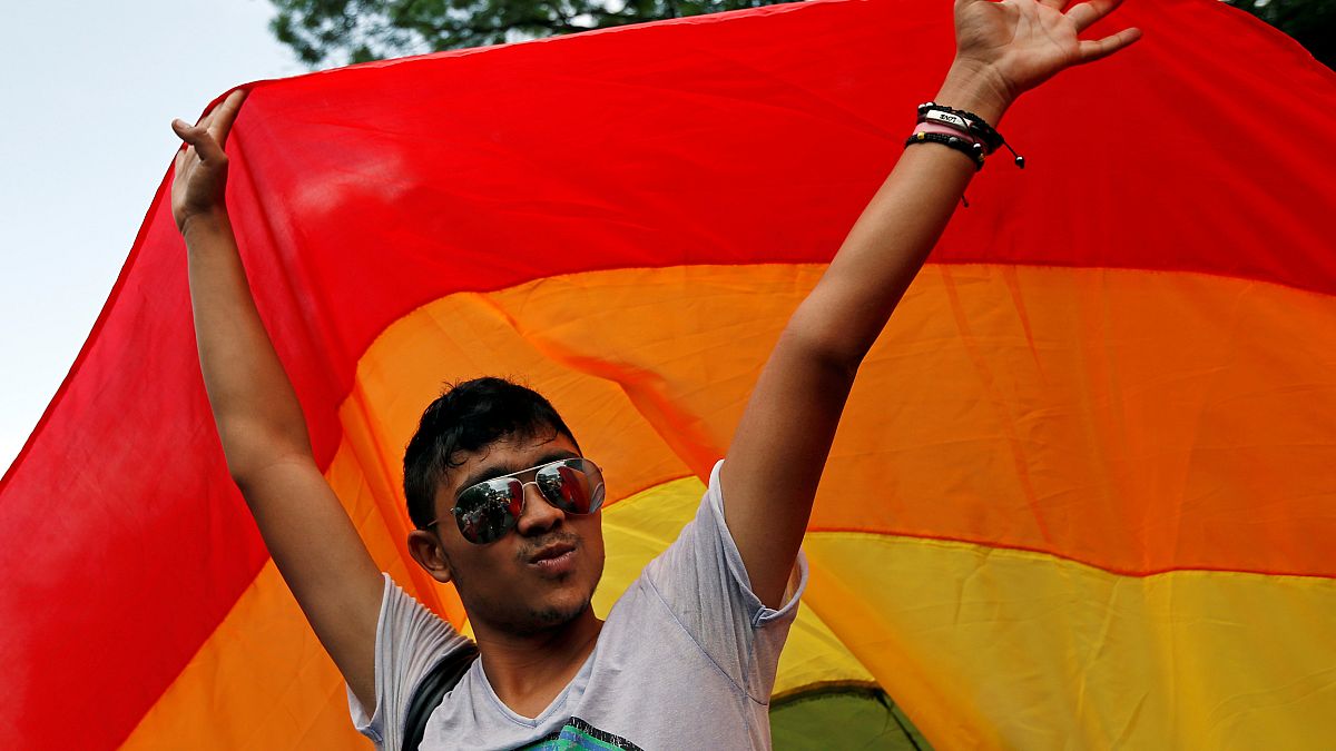 Romanya eşcinsel evliliklerin önüne geçmek için referanduma gidiyor