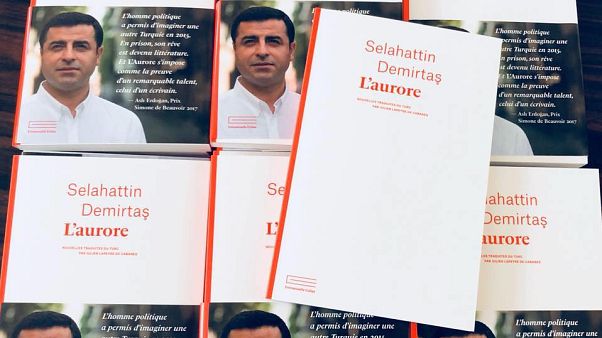 Demirtaş Fransızca'da: "Okurken ağlayabilirsiniz, ama gülebilirsiniz de" Demirtaş Fransızca'da: "Okurken ağlayabilirsiniz, ama gülebilirsiniz de"