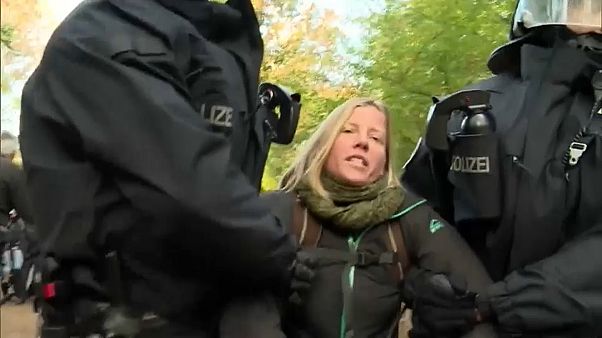Hambacher Forst: Demonstranten leisten erheblichen Widerstand Hambacher Forst: Demonstranten leisten erheblichen Widerstand