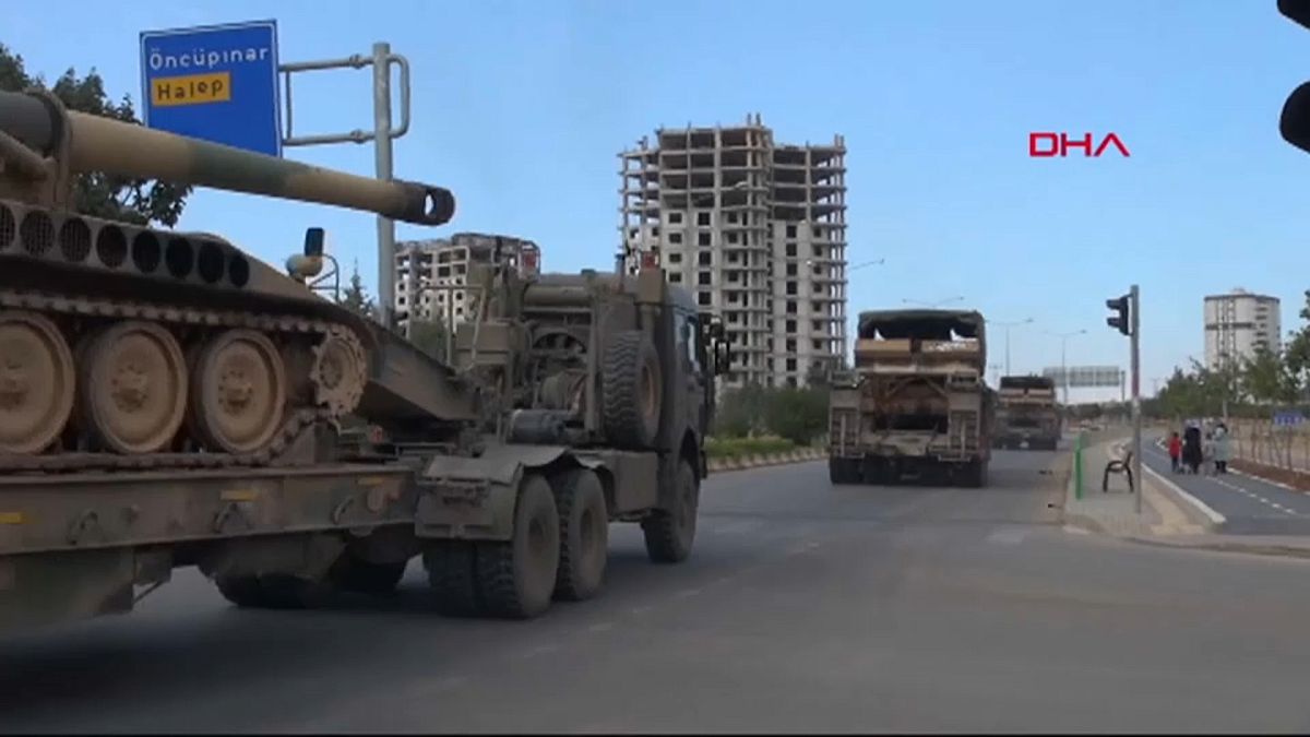 شاهد: تركيا ترسل مزيداً من الدبابات والمدفعية إلى حدود إدلب السورية
