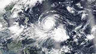 شاهد : الإعصار الضخم "مانكوت" يضرب شمال الفلبين
