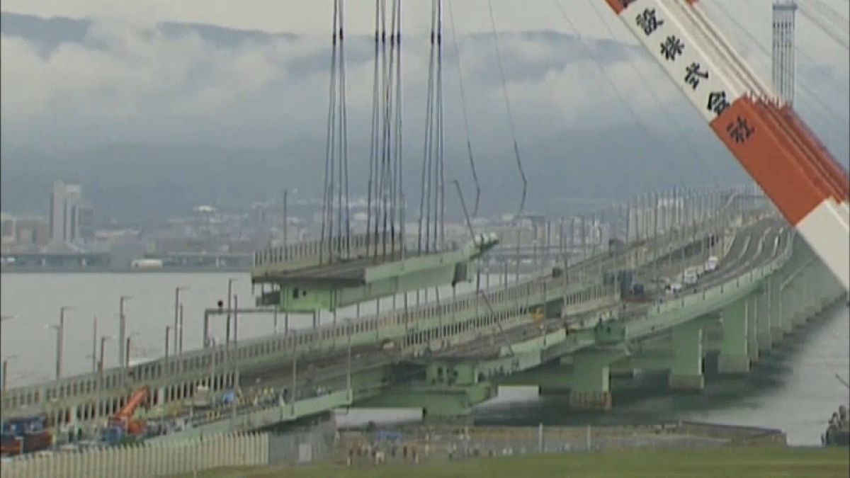 شاهد: اليابانيون يعيدون كتلة عملاقة لجسر إلى مكانها الأصلي بعد اعصار جيبي 