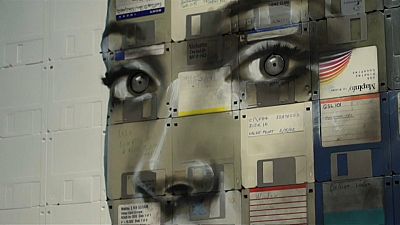 فنان بريطاني يصنع أعمال فنية من وسائط تخزين البيانات