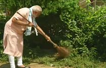 شاهد رئيس وزراء الهند ينظف مدرسة في نيودلهي