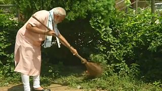 شاهد رئيس وزراء الهند ينظف مدرسة في نيودلهي