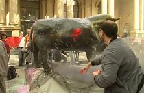 Des militants altermondialistes dénoncent la finance "toxique" devant la bourse de Francfort
