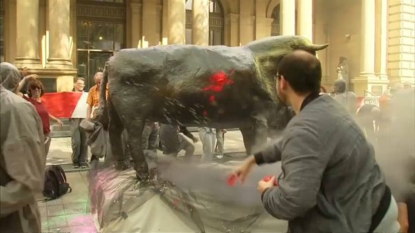 Des militants altermondialistes dénoncent la finance "toxique" devant la bourse de Francfort Des militants altermondialistes dénoncent la finance "toxique" devant la bourse de Francfort