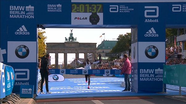 Maratona Berlino: record del mondo per Kipchoge, 2h01’39” Maratona Berlino: record del mondo per Kipchoge, 2h01’39”