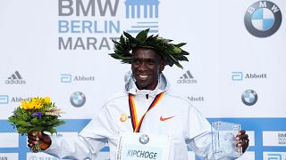 El keniano Kipchoge gana el maratón de Berlín con récord mundial en 2h.01:39