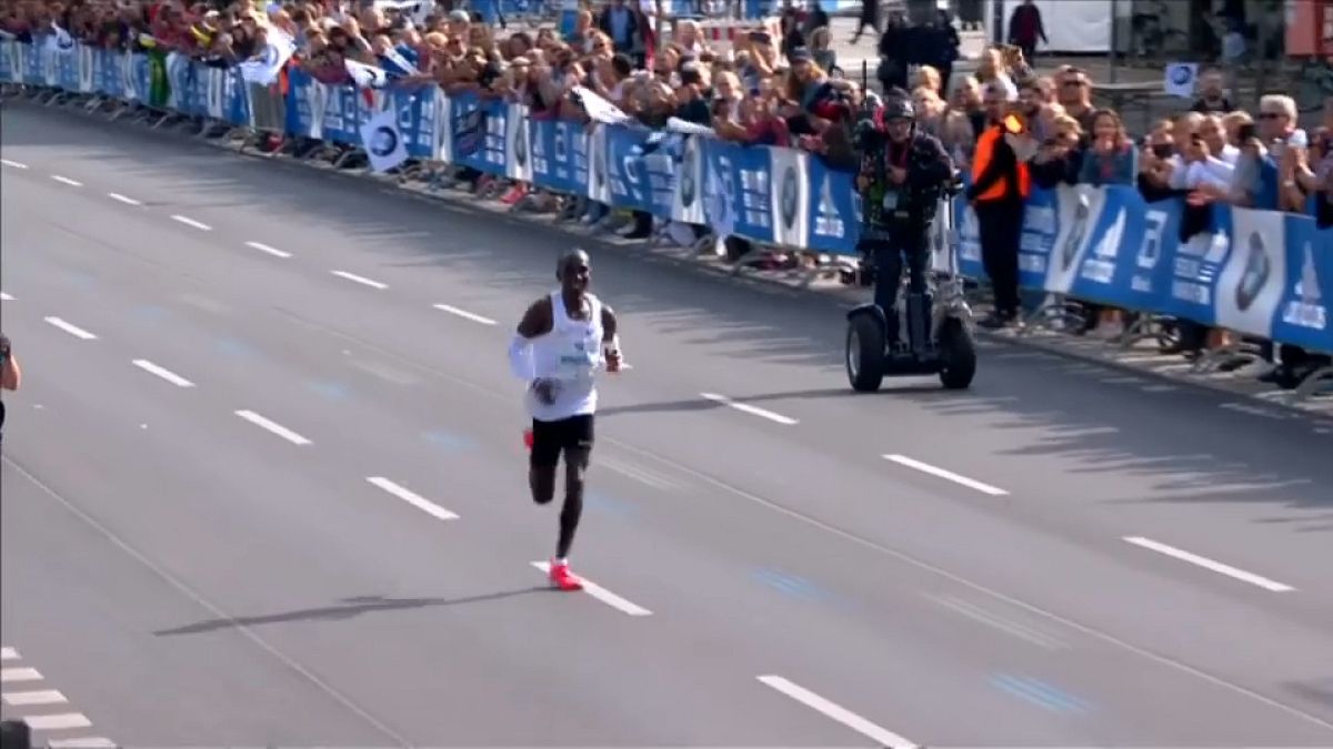 Maratona de Berlim: Eliud Kipchoge quebra recorde do mundo com 2h01:39