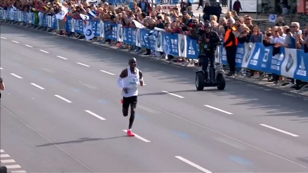 Maratona de Berlim: Eliud Kipchoge quebra recorde do mundo com 2h01:39 Maratona de Berlim: Eliud Kipchoge quebra recorde do mundo com 2h01:39