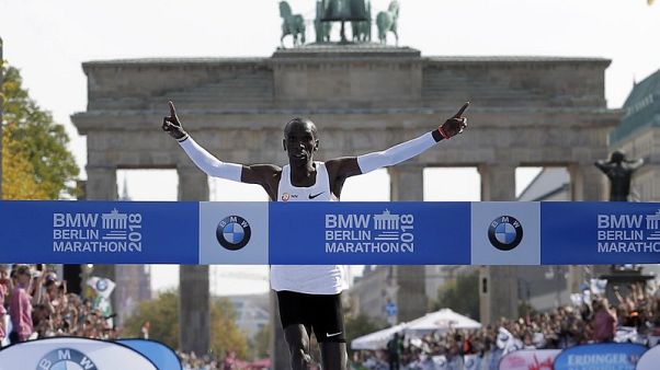 Megdöntötte a maratonfutás világrekordját Eliud Kipchoge Megdöntötte a maratonfutás világrekordját Eliud Kipchoge
