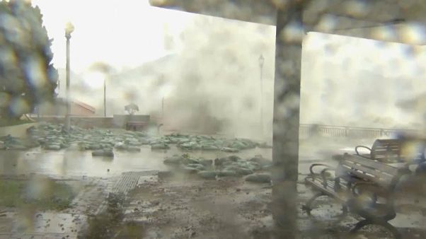 Le typhon Mangkhut balaye Hong Kong Le typhon Mangkhut balaye Hong Kong
