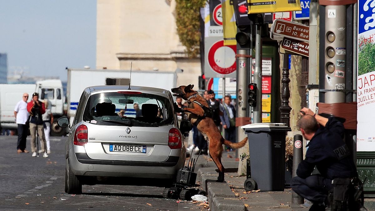 شرطة المتفجرات تشتبه في سيارة وسط باريس ولا وجود لتهديدات أمنية