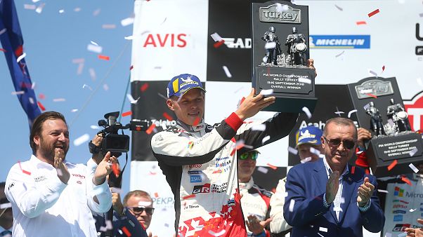 WRC: Türkiye Rallisi'nde Ott Tanak birincilik kupasını Erdoğan'ın elinden aldı WRC: Türkiye Rallisi'nde Ott Tanak birincilik kupasını Erdoğan'ın elinden aldı