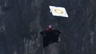 300 metreden atlayan 'wingsuit' atletleri bedenleriyle hedefi vurmaya çalıştı
