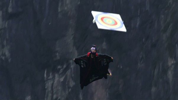 300 metreden atlayan 'wingsuit' atletleri bedenleriyle hedefi vurmaya çalıştı 300 metreden atlayan 'wingsuit' atletleri bedenleriyle hedefi vurmaya çalıştı