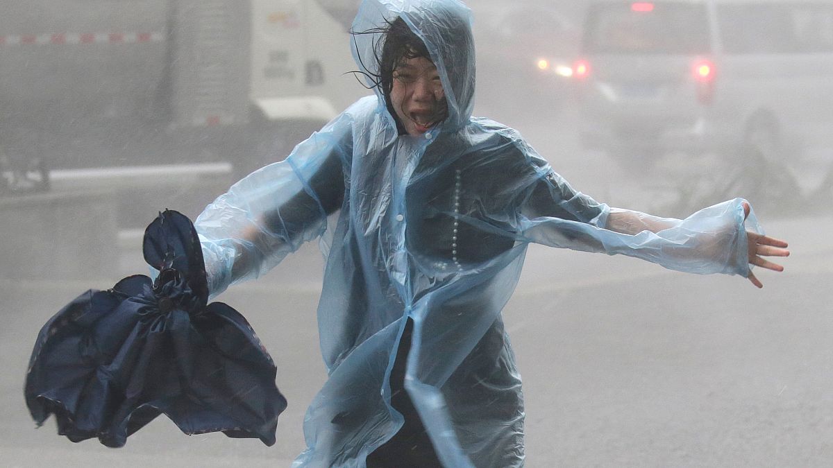 الإعصار "مانكوت" يصل برَّ الصين بعد أن تسبب بدمار في الفلبين