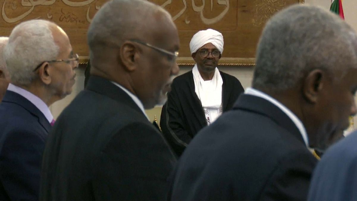الحكومة السودانية الجديدة تؤدي القسم والبشير يحتفظ بحقيبة المالية