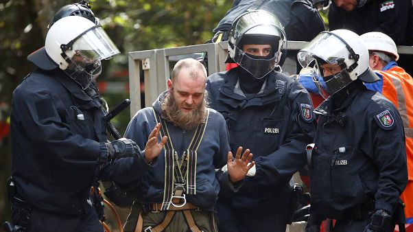 Alman polisinden Hambach Ormanı’ndaki çevrecilere tahliye operasyonu Alman polisinden Hambach Ormanı’ndaki çevrecilere tahliye operasyonu