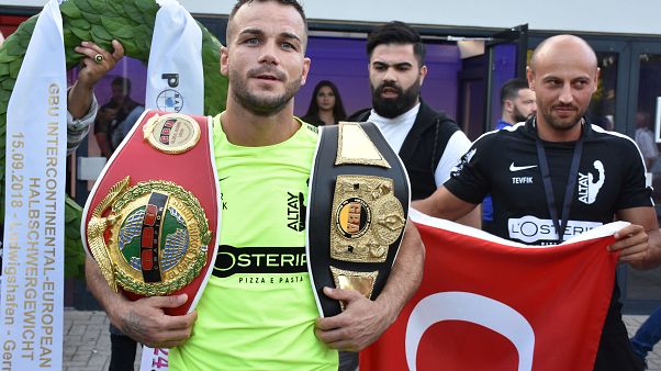 Almanya'da yaşayan Türk boksör Şükrü Altay'dan yeni altın kemer Almanya'da yaşayan Türk boksör Şükrü Altay'dan yeni altın kemer
