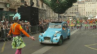 Lyon: Dancing parade for peace
