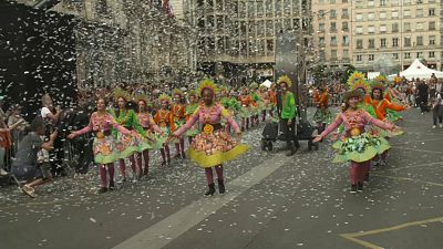 Bienal de Danza de Lyon: Desfile por la paz entre fuertes medidas de seguridad
