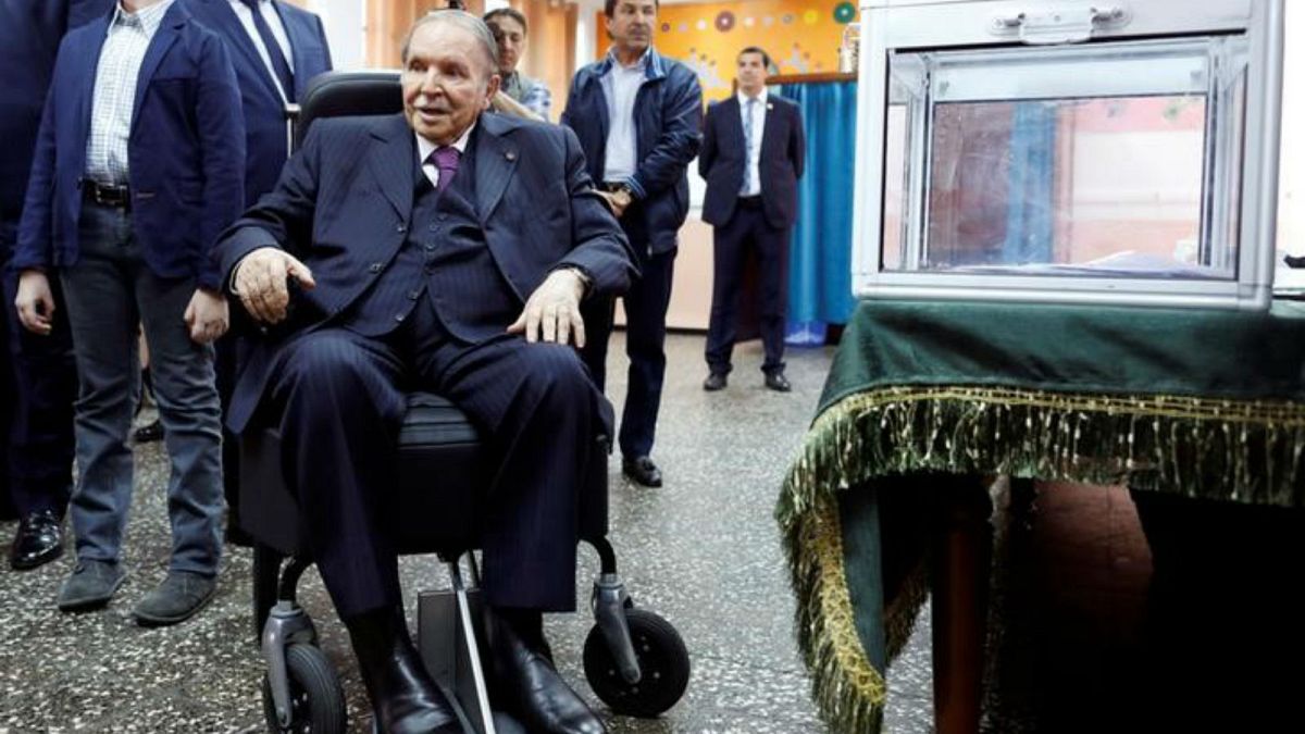 النهار الجزائرية: الرئيس بوتفليقة يقيل قائدي القوات البرية والجوية ويعين أمينا عاما لوزارة الدفاع 