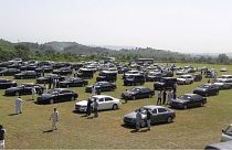 Tasarruf için makam araçlarını satışa sunan Başbakan Khan helikopterle ulaşımı savundu