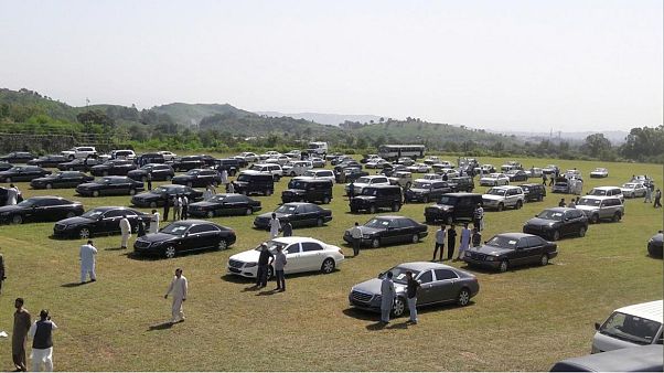 Tasarruf için makam araçlarını satışa sunan Başbakan Khan helikopterle ulaşımı savundu Tasarruf için makam araçlarını satışa sunan Başbakan Khan helikopterle ulaşımı savundu