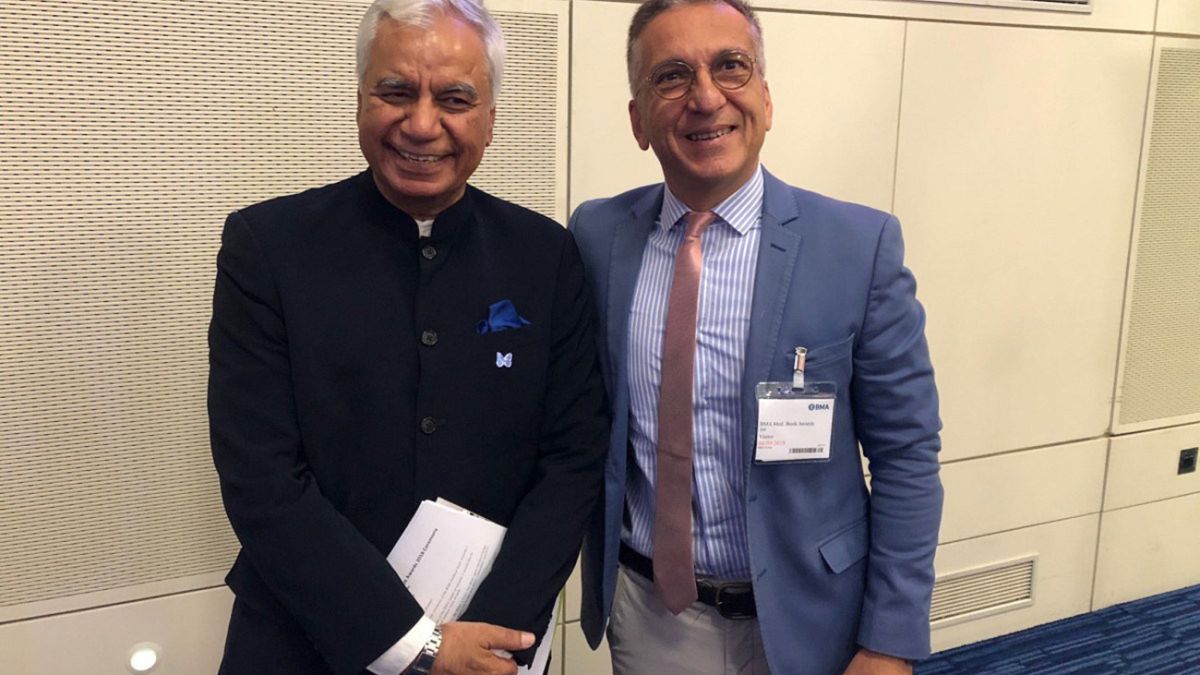 Ο Πρόεδρος του Βρετανικού Ιατρικού Συλλόγου Professor Dinesh Bhugra με τον 