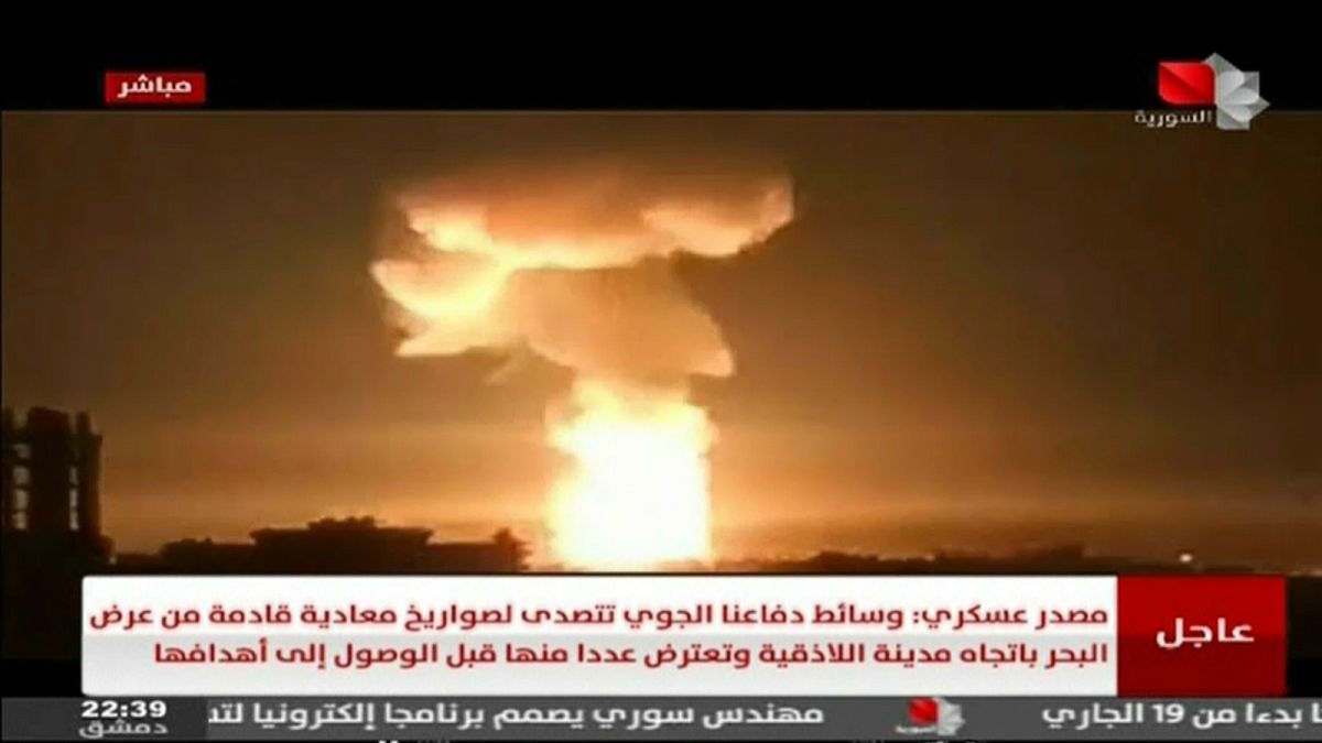 عدة صواريخ تستهدف عدة مواقع في اللاذقية السورية واتهامات لإسرائيل بالوقوف وراء الهجوم 