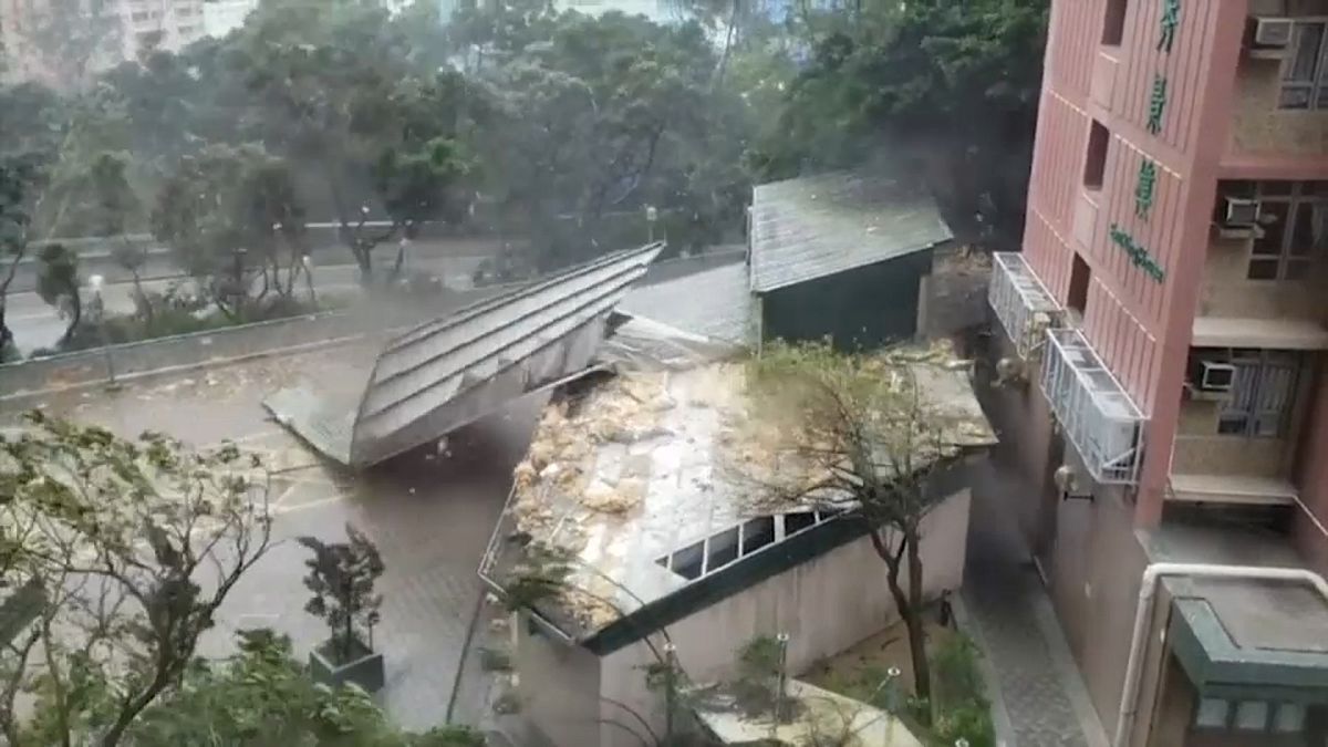 شاهد الدمار الذي خلفه إعصار "مانكوت" لدى مروره بـ "هونغ كونغ" 