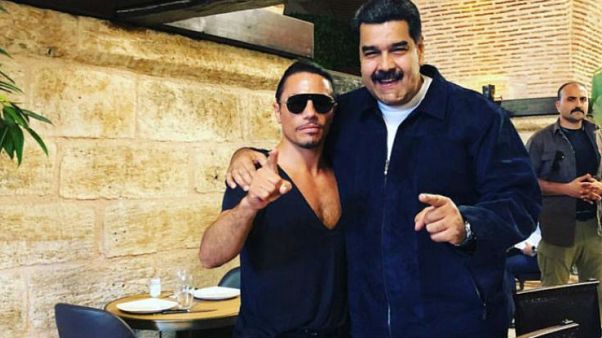 Kıtlık yaşayan Venezuelalılar, Maduro'nun Nusret'te et yemesine isyan etti Kıtlık yaşayan Venezuelalılar, Maduro'nun Nusret'te et yemesine isyan etti