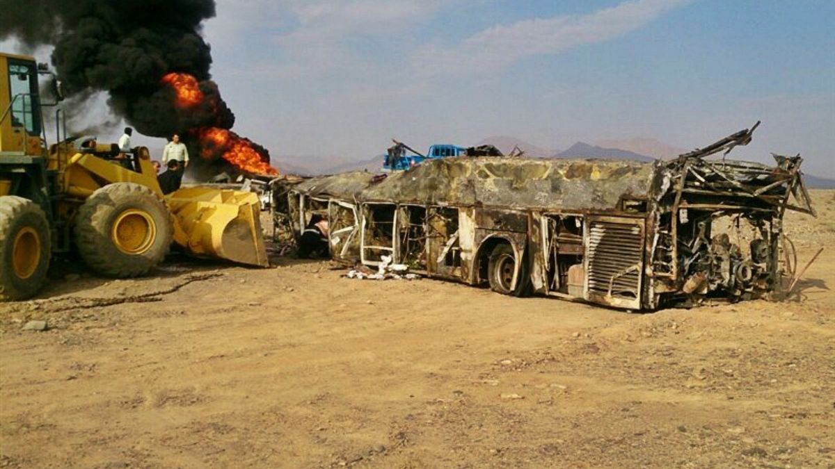 تصادف مرگبار اتوبوس با تانکر سوخت در جاده نطنز 