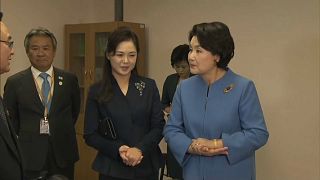 شاهد: السيدة الأولى لكوريا الجنوبية في ضيافة زوجة كيم يونغ أون
