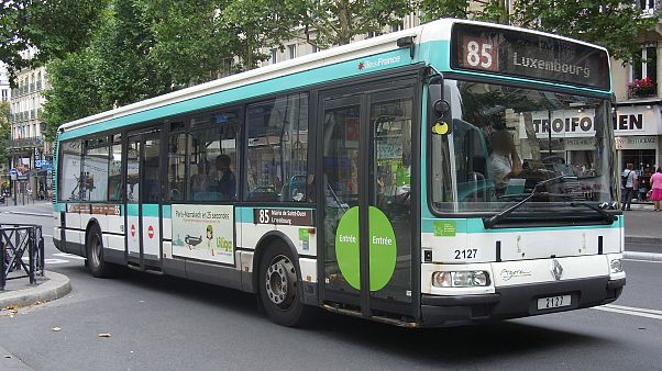 Paris'te öğrenci tokatlayan otobüs soförüne 220 bin imzalı destek Paris'te öğrenci tokatlayan otobüs soförüne 220 bin imzalı destek