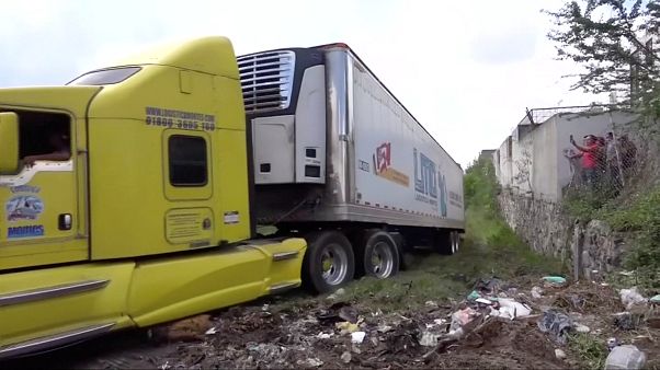 Messico: trovato rimorchio abbandonato con 157 cadaveri Messico: trovato rimorchio abbandonato con 157 cadaveri