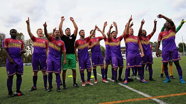 I giocatori del Clapton CFC celebrano la loro vittoria contro Ealing Town I giocatori del Clapton CFC celebrano la loro vittoria contro Ealing Town
