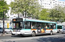 حافلة نقل عام في العاصمة باريس