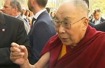 Dalái Lama elogia a Angela Merkel