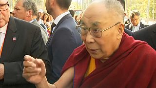 Dalái Lama elogia a Angela Merkel