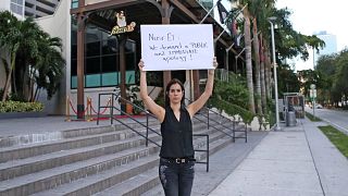 Bir protestocu Miami'deki Nusr-Et lokantası önünde