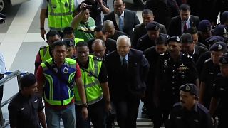 رئيس وزراء ماليزيا السابق يمثل أمام القضاء بـ 21 تهمة غسيل أموال