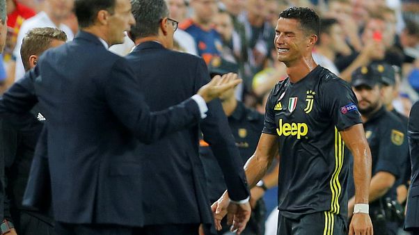 C.Ronaldo sai em lágrimas depois de ter sido expulso no Valência - Juventus C.Ronaldo sai em lágrimas depois de ter sido expulso no Valência - Juventus