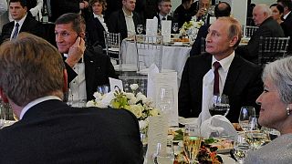 مستشار الأمن القومي الأميركي الأسبق مايكل فلين مع الرئيس الروسي بموسكو