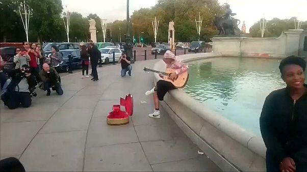 Justin Bieber chante incognito ou presque devant Buckingham Palace Justin Bieber chante incognito ou presque devant Buckingham Palace